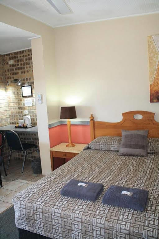 Central Motel Gin Gin Buitenkant foto